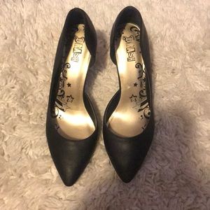 Pointed toe pumps